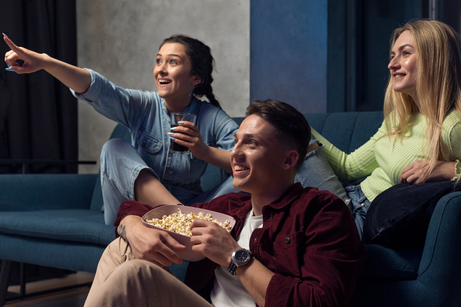 Família feliz assistindo TV juntos no sofá