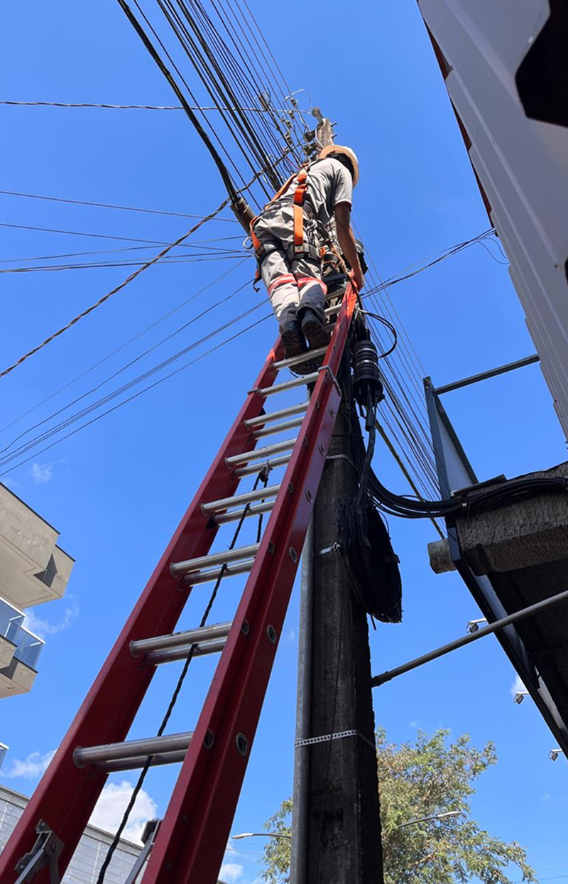 Técnico CZnet trabalhando em poste